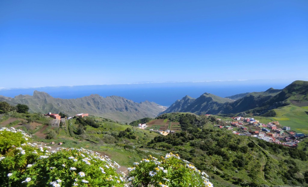 Aussicht bei einer Wanderung auf Teneriffa, in der Ferne sieht man Gran Canaria