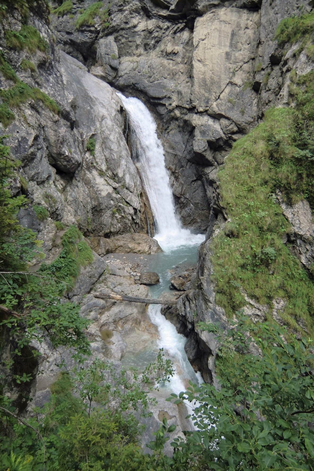 Ein felsiger Berg mit einem Wasserfall, der mit erneuerbarer Energie betrieben wird.