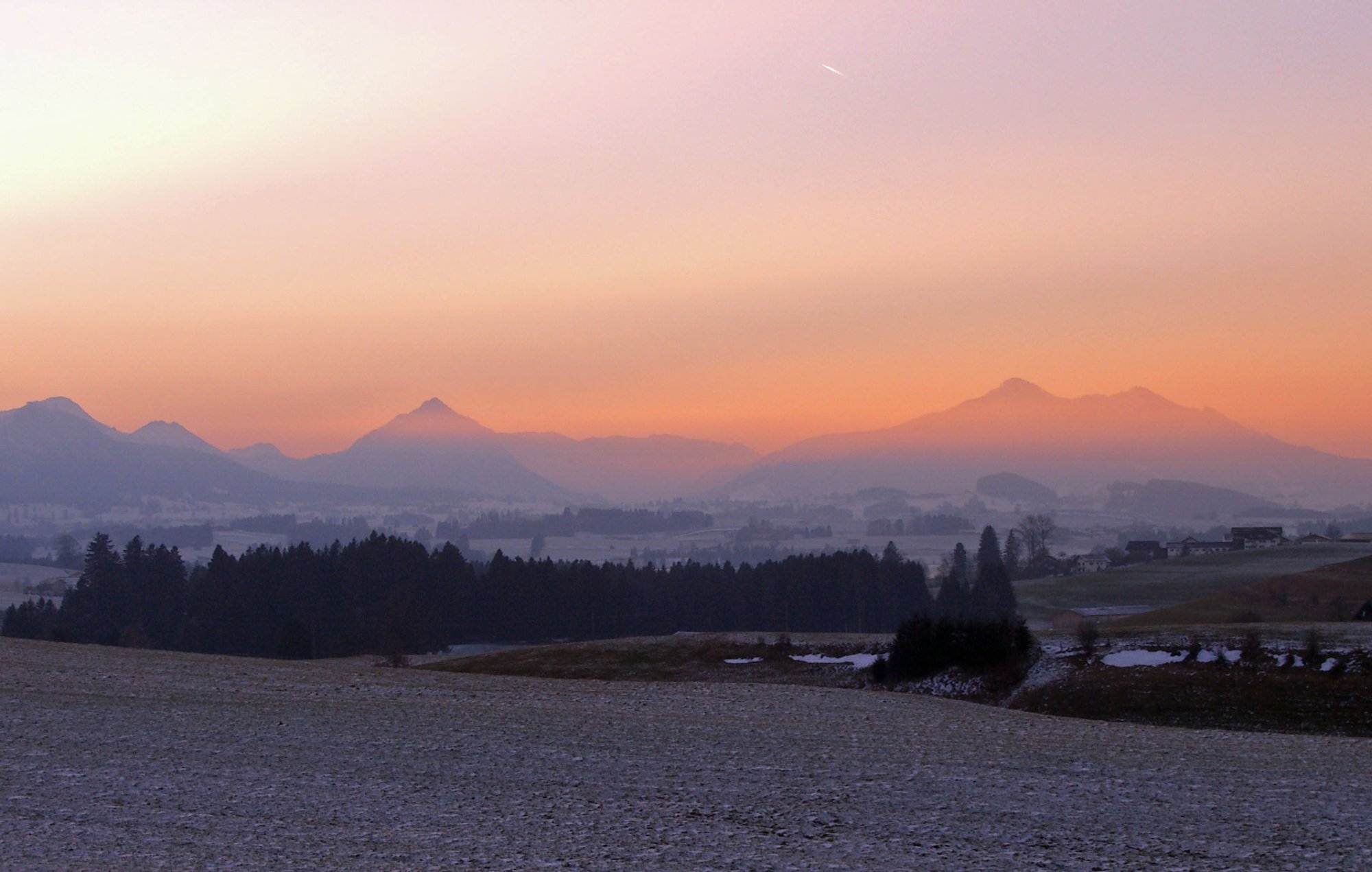 Der Sonnenaufgang über den Schweizer Alpen lädt zu Momenten der Adventsmeditation ein.