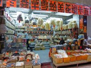 Lebensmittel und TCM-Produkte in Hong Kong.