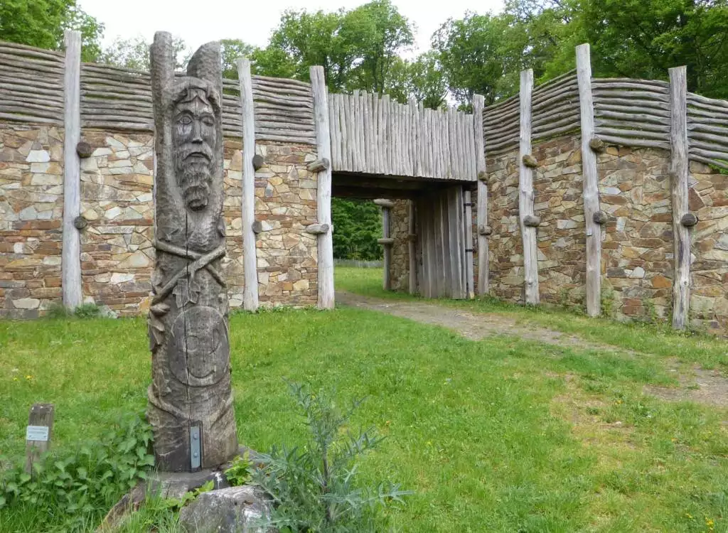 elisabethpfad in hessen dünsberg keltentor