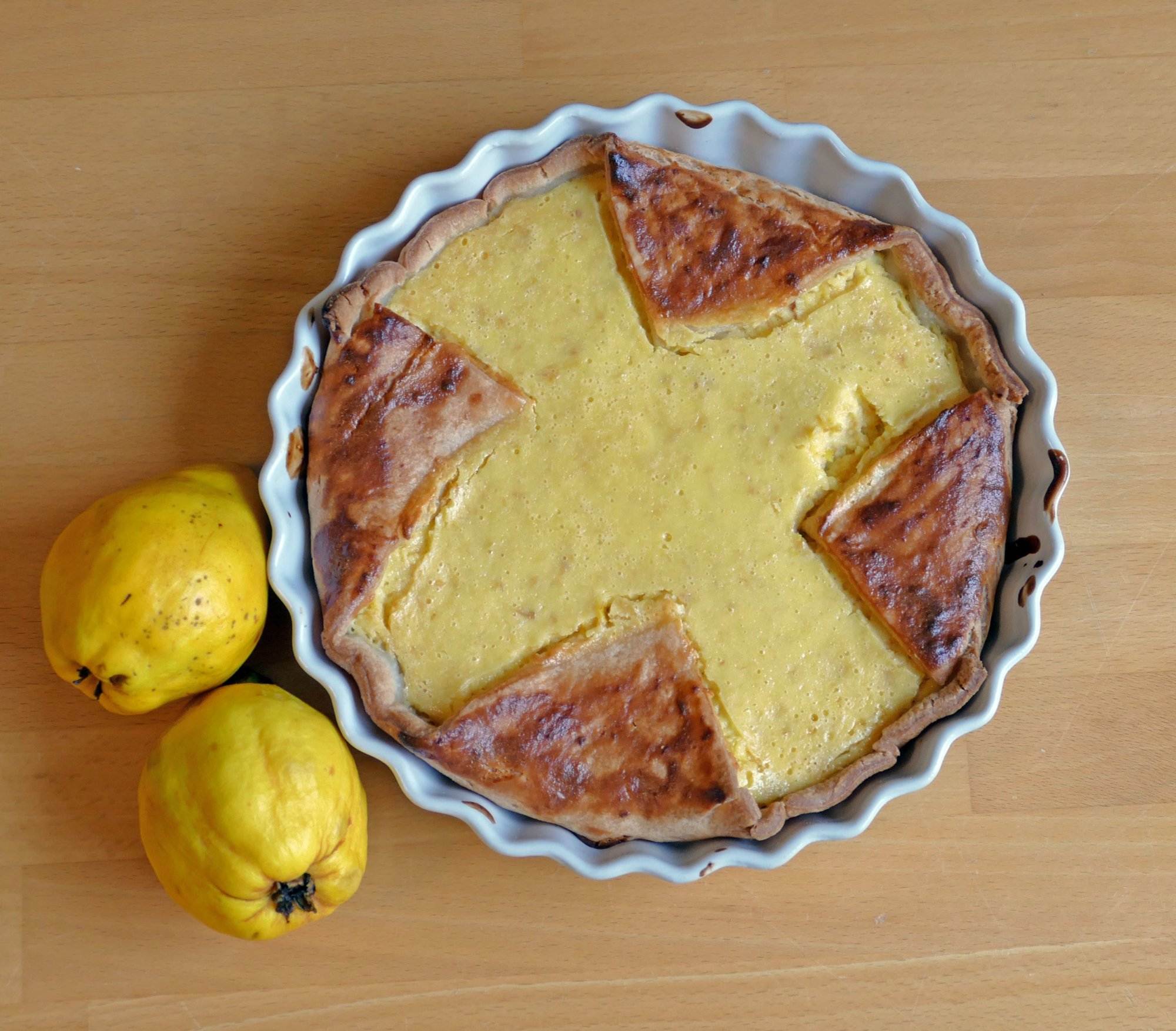 Ein Quittenkuchen mit Zitronen obendrauf.