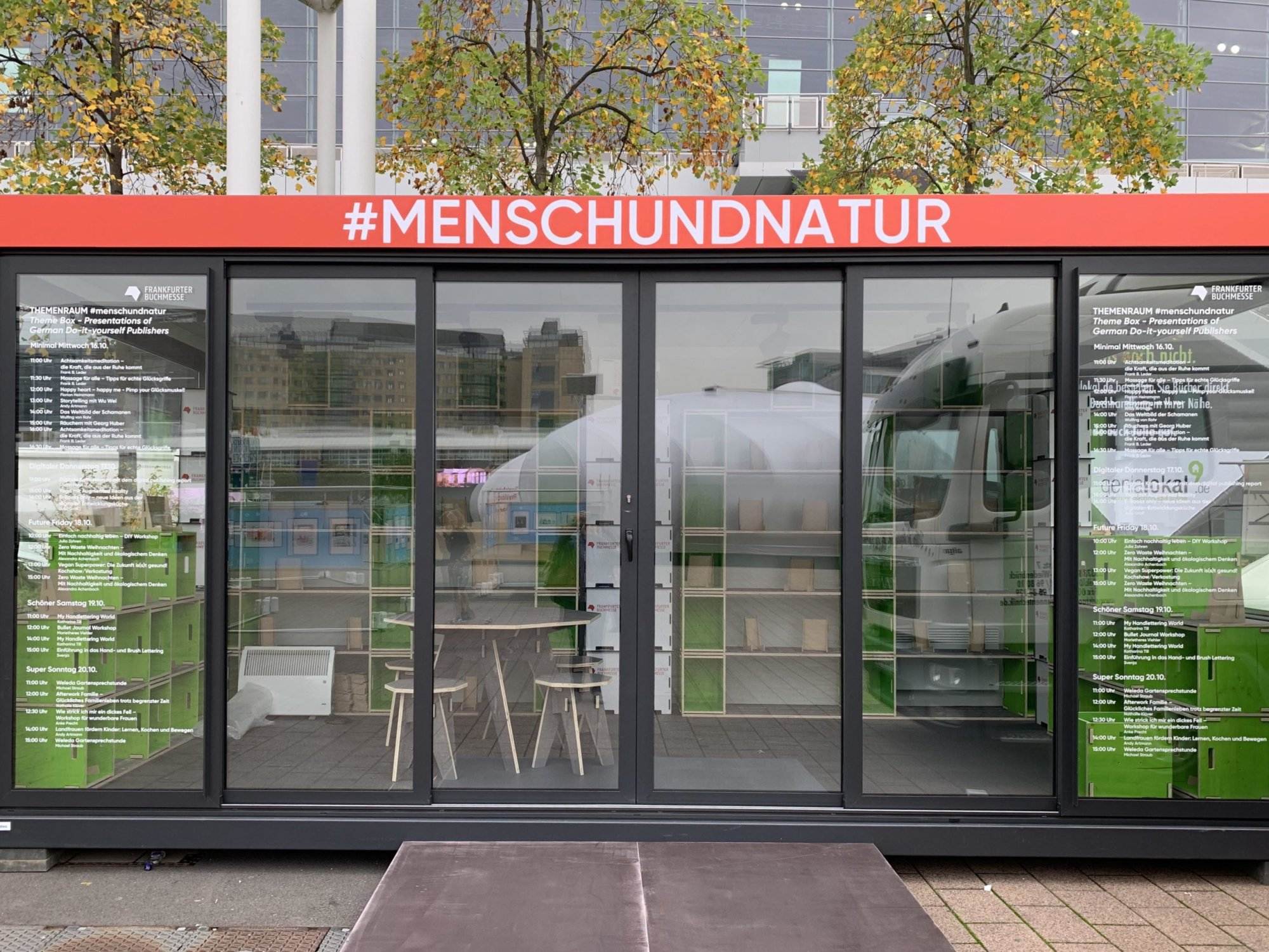 Menschundnatur – ein grüner Container auf der Buchmesse Frankfurt.