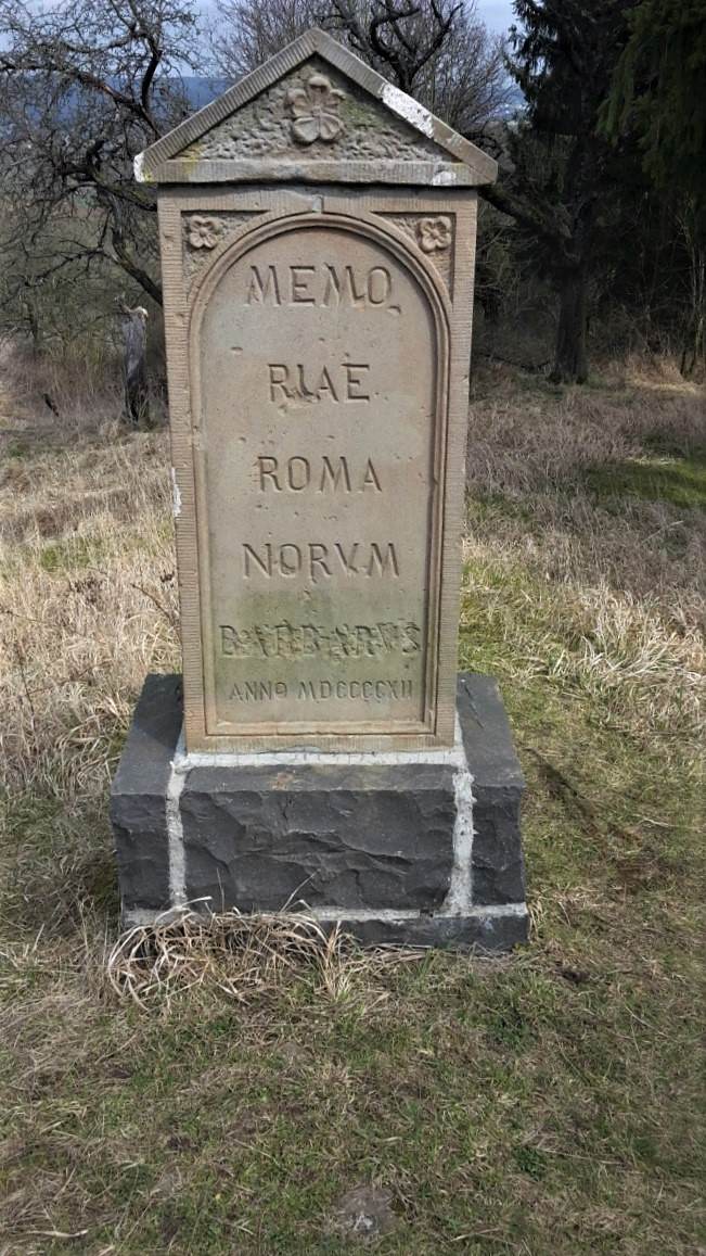 Ein Grabstein mit den Worten Memo Rae Roman Norman.