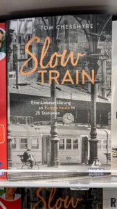 Buch mit dem Titel Slow Train ausgestellt.