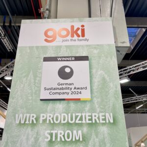 Firmenschild mit der Auszeichnung von goki als Gewinner des Deutschen Nachhaltigkeitspreises 2024.