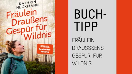 Buchcover von „Fräulein Draußens Gespür für Wildnis“ von Kathrin Heckmann. Das Cover zeigt eine Frau mit einem Rucksack in einem Wald. Im Text rechts wird es als Buchempfehlung hervorgehoben.