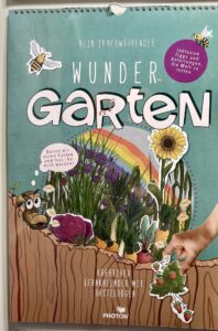 Cover eines „Wunder Garten“-Kalenders mit farbenfrohen Abbildungen von Pflanzen, Insekten und einem Regenbogen. Enthält Text über interaktive Aktivitäten und praktische Gartenarbeit.