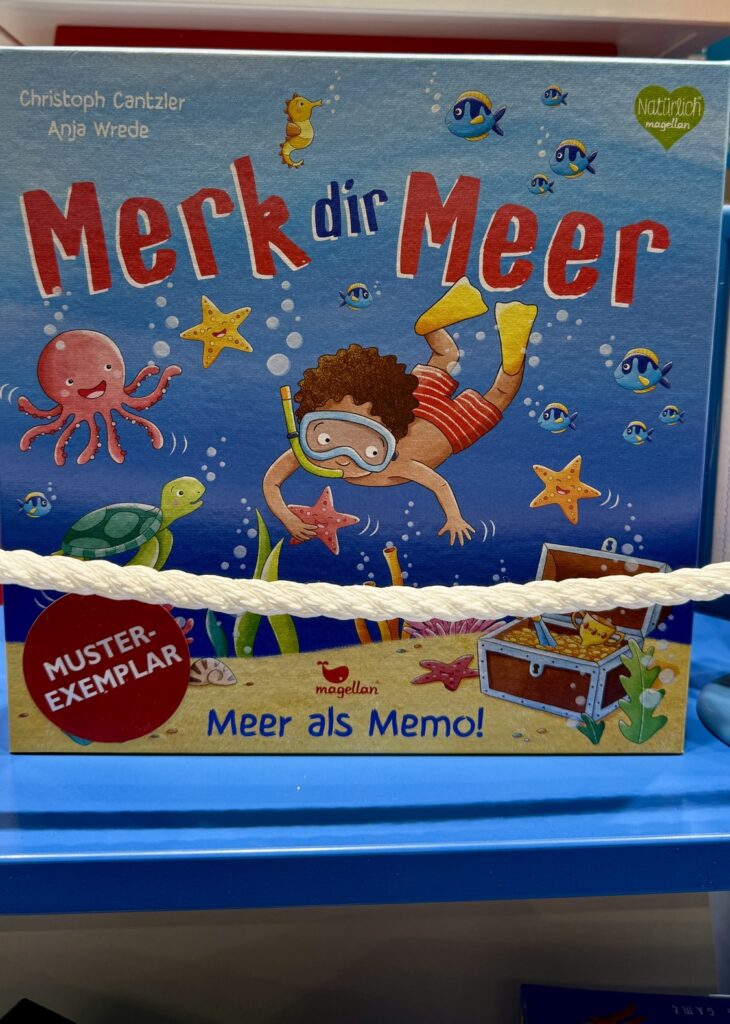 Kinderbuch „Merk dir Meer“ mit einer Unterwasserszene auf dem Cover, in der ein Kind zwischen Meeresbewohnern und Pflanzen schnorchelt.