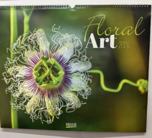 Titelblatt des Kalenders 2026 mit dem Titel "Floral Art", der eine Nahaufnahme einer Passionsblume mit verschlungenen weißen Fäden und violetten Akzenten zeigt.